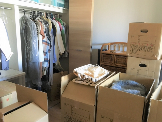 引越し時の不用品処分に悩む様子